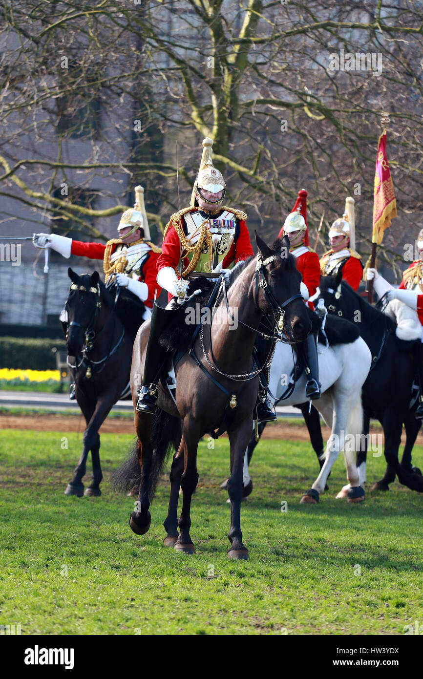 Londra, Regno Unito. 16 Mar, 2017. Membri della famiglia HM sfilata di cavalleria per la maggior generale della revisione in Hyde Park, Londra. Cavalleria della famiglia è composta di più i due reggimenti senior dell'esercito britannico, il Blues e membri di famiglie reali e la vita delle guardie. Essi saranno visti in molti impegni reali di quest'anno. Essi sono stati ispezionati dal maggiore generale Ben Bathurst, il Comandante Generale dell'esercito a Londra e la Regina della casa di truppe, questa mattina, in Hyde Park di Londra il 16 marzo 2017. Credito: Paolo Marriott/Alamy Live News Foto Stock