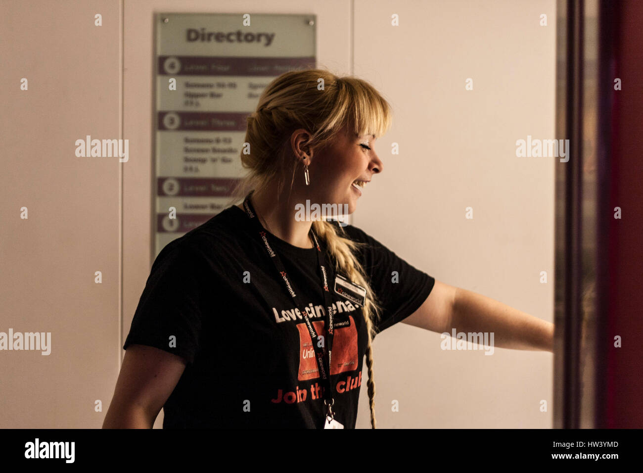 CARDIFF, Regno Unito. Gabi Balla, 25, gode il suo lavoro a Cineworld Cardiff che lavora a tempo pieno e godendo di parlare ai clienti di nuovi film. Foto Stock