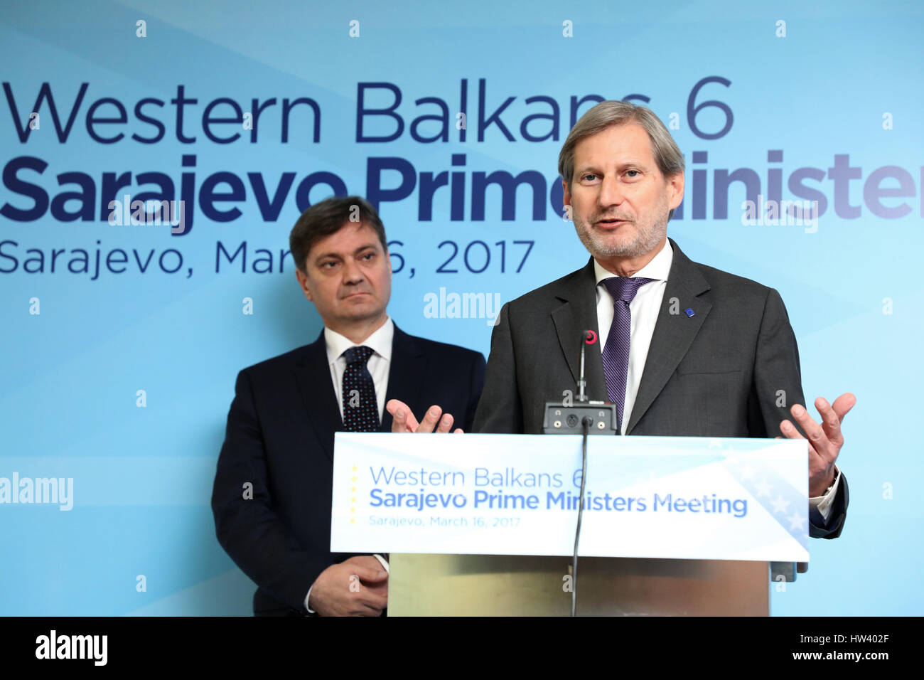 (170316) -- SARAJEVO, 16 marzo 2017 (Xinhua) -- l'ampliamento dell'UE Il Commissario Johannes Hahn (R) parla durante una conferenza stampa in parlamento a Sarajevo, BiH, il 16 marzo 2017. Paesi dei Balcani occidentali devono avere una prospettiva europea, Bosnia Erzegovina, Presidente del Consiglio dei ministri Denis Zvizdic detto qui il giovedì. (Xinhua/Haris Memija) Foto Stock