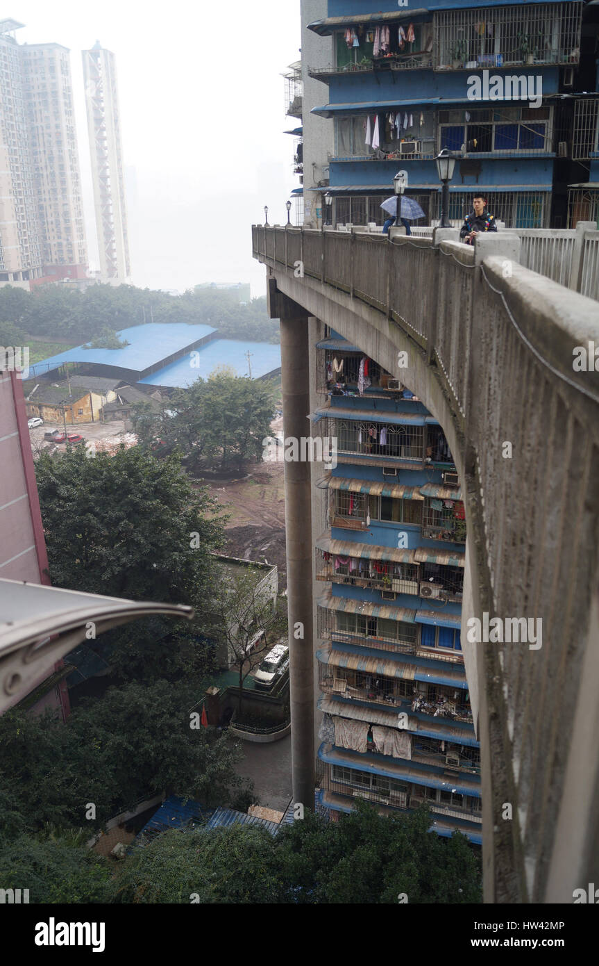 Chongqin, Chongqin, Cina. 16 Mar, 2017. Una strana cavalcavia nel sud-ovest della Cina di Chongqing. Chongqing, conosciuta anche come la città di montagna, è costruito su uno sfondo di colline e di acqua, caratterizzato dal fatto di zig-zagging strade e case di sovrapposizione. Credito: SIPA Asia/ZUMA filo/Alamy Live News Foto Stock