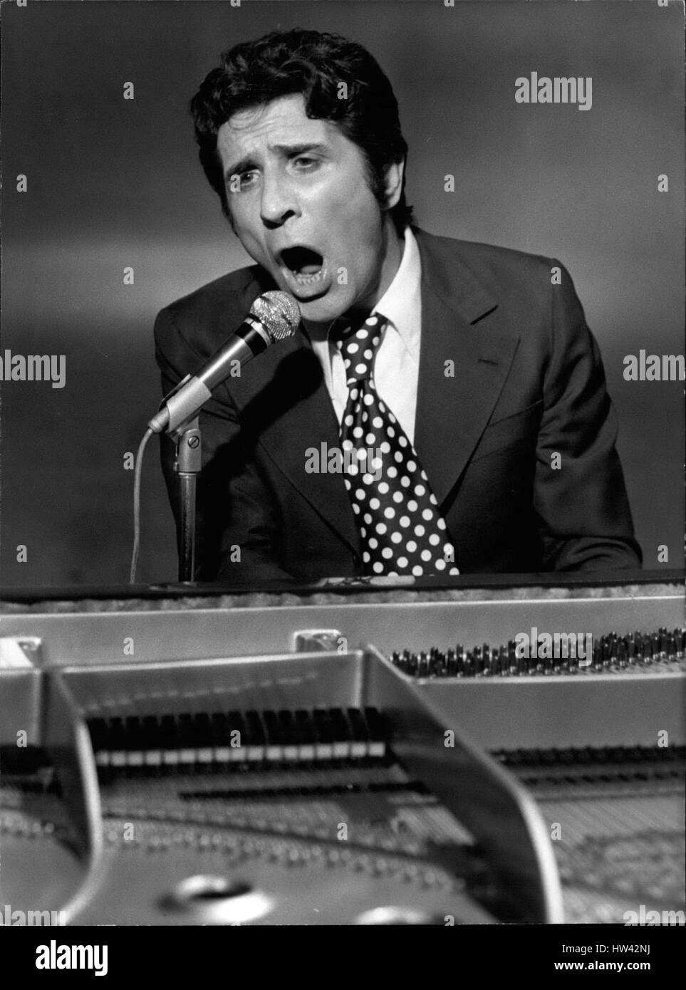 Mar 11, 1977 - Il famoso cantante e compositore Gilbert Becaud sta ritornando alla TV nel programma ''Numero 1''. Immagine: Gilbert Becaud la registrazione di un numero musicale in Buttes-Chaumont studios. (Credito Immagine: © Keystone Press Agency/Keystone USA via ZUMAPRESS.com) Foto Stock