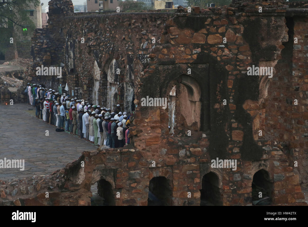 New Delhi, India. 16 Mar, 2017. Musulmani indiani offrire preghiere nelle rovine di Feroz Shah Kotla moschea a Nuova Delhi, in India, il 16 marzo 2017. Questa moschea è una delle più antiche moschee ancora in uso in India. Credito: Javed Dar/Xinhua/Alamy Live News Foto Stock