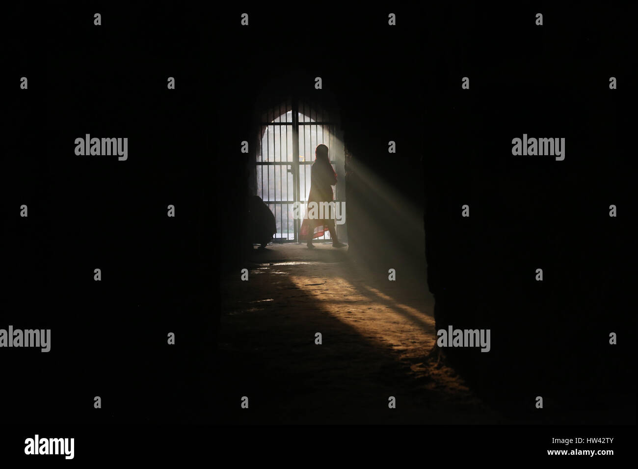 New Delhi, India. 16 Mar, 2017. Un musulmano indiano passeggiate nelle rovine di Feroz Shah Kotla moschea a Nuova Delhi, in India, il 16 marzo 2017. Questa moschea è una delle più antiche moschee ancora in uso in India. Credito: Javed Dar/Xinhua/Alamy Live News Foto Stock