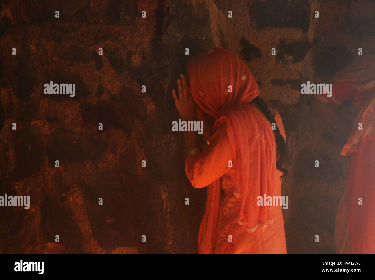 New Delhi, India. 16 Mar, 2017. Un musulmano indiano donna prega nelle rovine di Feroz Shah Kotla moschea a Nuova Delhi, in India, il 16 marzo 2017. Questa moschea è una delle più antiche moschee ancora in uso in India. Credito: Javed Dar/Xinhua/Alamy Live News Foto Stock