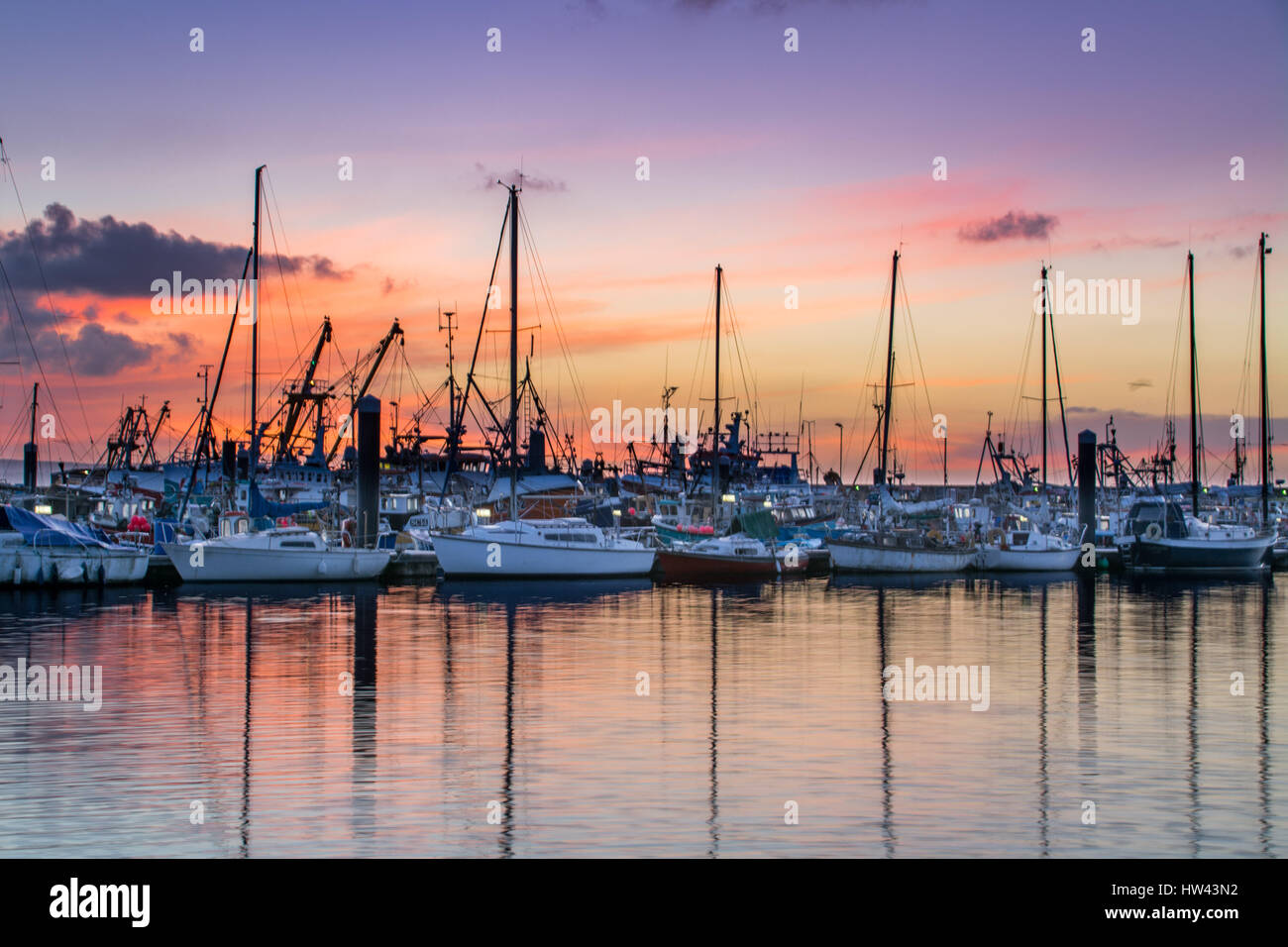 Newlyn, Cornwall, Regno Unito. Il 17 marzo 2017. Regno Unito Meteo. Un colorato tramonto sul Porto di Newlyn questa mattina, le previsioni per il fine settimana non è così buona. Credito: Simon Maycock/Alamy Live News Foto Stock