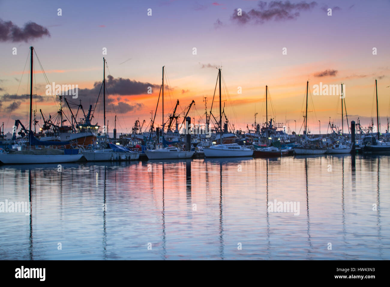 Newlyn, Cornwall, Regno Unito. Il 17 marzo 2017. Regno Unito Meteo. Un colorato tramonto sul Porto di Newlyn questa mattina, le previsioni per il fine settimana non è così buona. Credito: Simon Maycock/Alamy Live News Foto Stock