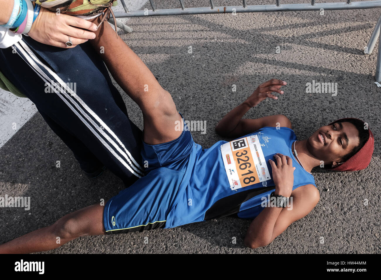 Gerusalemme, Israele. Il 17 marzo 2017. I corridori warm up e lo stretching prima di correre vicino alla Knesset. 30.000 podisti correvano varie distanze nel 7 Gerusalemme Internazionale Maratona tra di loro più di 3 mila partecipanti provenienti da oltre 60 paesi in tutto il mondo. Credito: Nir Alon/Alamy Live News Foto Stock