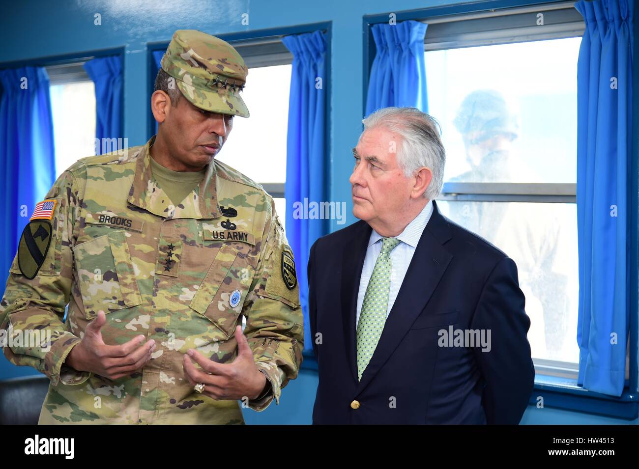 Seoul, Corea del Sud. Il 17 marzo 2017. Stati Uniti Il segretario di Stato Rex Tillerson è informato dalla U.S. Gen. Vincent Brooks, U.S. Corea forze commander, durante il suo tour del Comune di area di sicurezza presso il coreano Zona demilitarizzata Marzo 17, 2017 a Panmunjom, Corea del Sud. Tillerson è il suo primo viaggio in Asia come Segretario di Stato. Credito: Planetpix/Alamy Live News Foto Stock