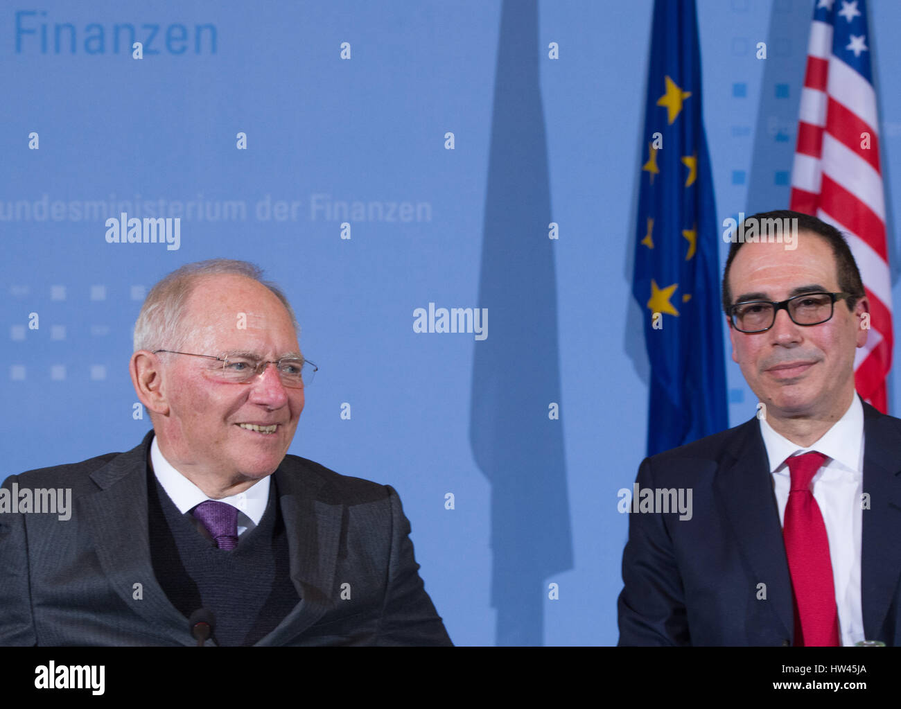 Berlino, Germania. 16 Mar, 2017. L'Americano il ministro delle finanze Steven Mnuchin (R) e il suo omologo tedesco Wolfgang Schaeuble (CDU) ad una conferenza stampa congiunta del tedesco e noi ministri delle finanze a Berlino, Germania, 16 marzo 2017. Foto: Soeren Stache/dpa/Alamy Live News Foto Stock