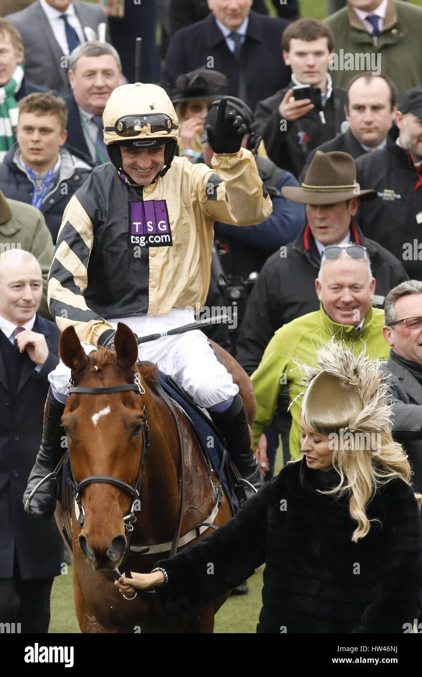 16.03.2017 - Cheltenham; presentazione dei vincitori con Ruby Walsh e Andrea Wylie dopo aver vinto il JLT Novizi Chase (registrati come il Golden Miller novizi Chase) Grade 1 con Yorkhill a Cheltenham-Racecourse, Gran Bretagna. Credito: dpa picture alliance/Alamy Live News Foto Stock