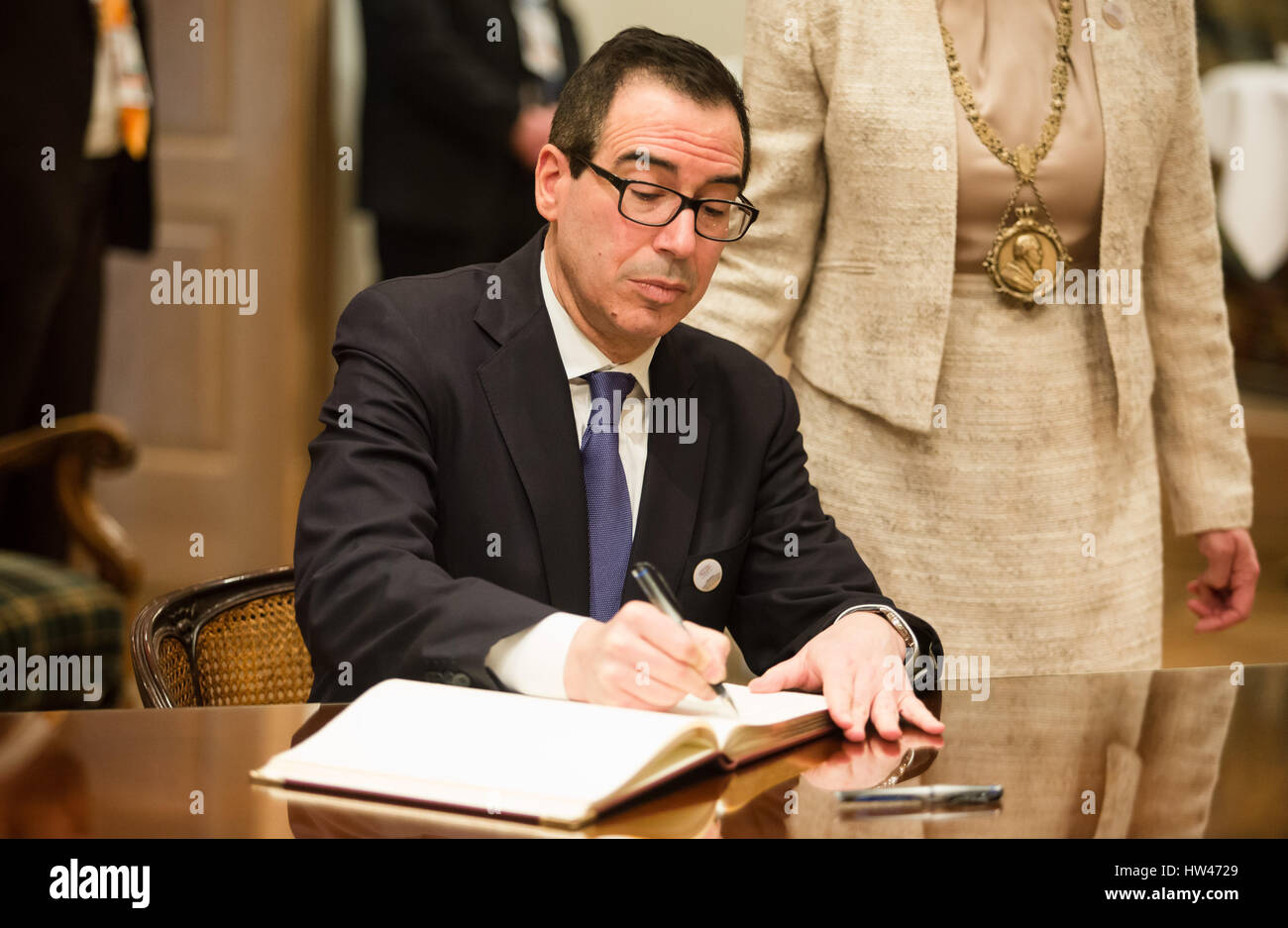 Baden-Baden, Germania. Xvii Mar, 2017. Noi il ministro delle finanze Steven Mnuchin fa un entrata nel libro d'oro durante il G20 vertice finanziario a Baden-Baden, Germania, 17 marzo 2017. Foto: Christoph Schmidt/dpa/Alamy Live News Foto Stock