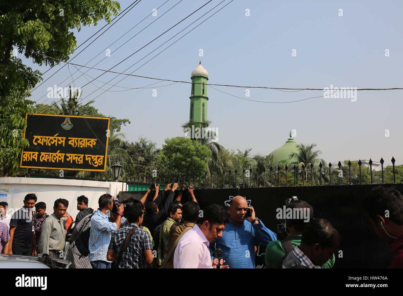 Dacca in Bangladesh. Xvii Mar, 2017. Supporti del Bangladesh il personale si raccolgono intorno ad un cordoned fuori area in un accampamento militare dopo un tentativo di attentato suicida a Dhaka, nel Bangladesh il 17 marzo 2017. Un uomo si è fatto esplodere in un campo per il Bangladesh per l'elite delle forze di sicurezza, ferendone altri due a un apparente botched attentato suicida. L'incidente è venuto un giorno dopo una serie di incursioni sui sospetti nascondigli militante nel tormentato paese che ha subito una serie di attentati islamici negli ultimi anni. Credito: zakir hossain chowdhury zakir/Alamy Live News Foto Stock