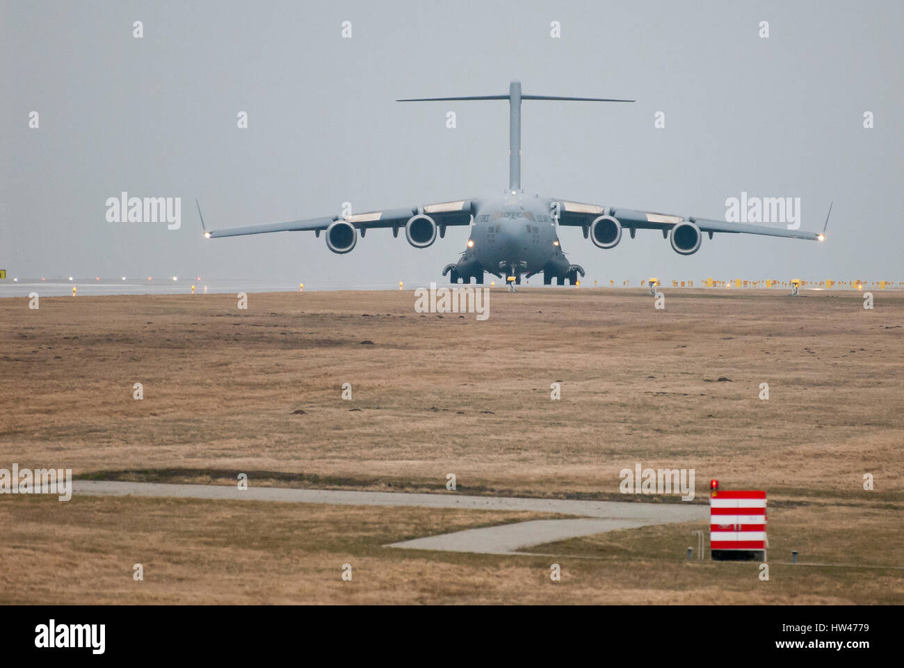 Gdansk, Polonia. Xvii Mar, 2017. United States Air Force grandi i velivoli militari da trasporto Boeing C-17A Globemaster III dal 437th Airlift Wing e 315Airlift Wing da Charleston Air Force Base, Carolina del sud si vede il 17 marzo 2017 in Aeroporto Lech Walesa di Danzica, Polonia Credito: Wojciech Strozyk/Alamy Live News Foto Stock