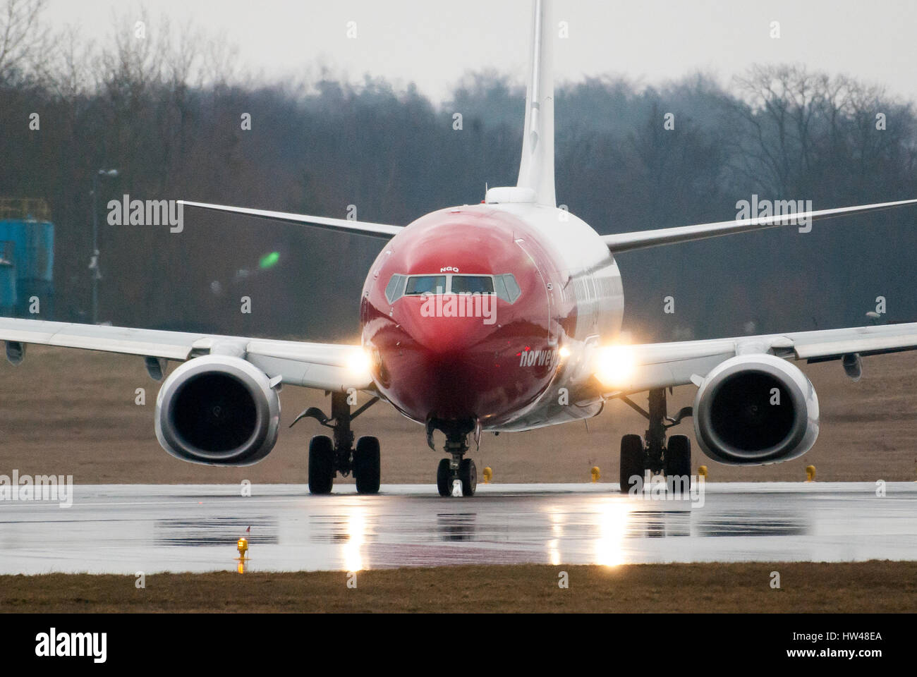 Gdansk, Polonia. Xvii Mar, 2017. Compagnia aerea a basso costo Norwegian Air Lines aeromobili Boeing 737 8JP è visto nel giorno di pioggia il 17 marzo 2017 in Aeroporto Lech Walesa di Danzica, Polonia Credito: Wojciech Strozyk/Alamy Live News Foto Stock