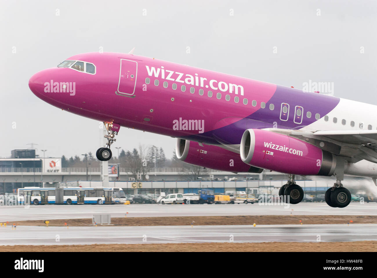 Gdansk, Polonia. Xvii Mar, 2017. Compagnia aerea a basso costo Wizz Air Hungary Ltd aeromobile Airbus A320 200 è visto nel giorno di pioggia il 17 marzo 2017 in Aeroporto Lech Walesa di Danzica, Polonia Credito: Wojciech Strozyk/Alamy Live News Foto Stock
