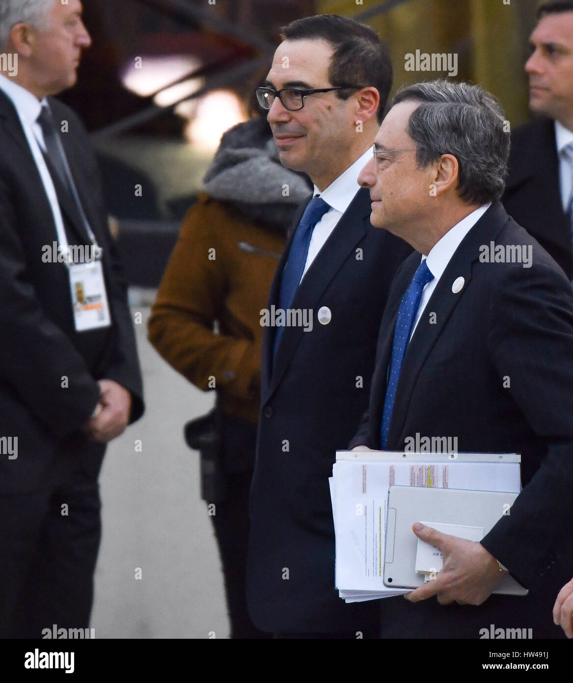 Baden-Baden, Germania. Xvii Mar, 2017. Noi il ministro delle finanze Steven Mnuchin (L) e Presidente della BCE Mario Draghi (L) lasciare il Kurhaus al G20 di vertice finanziario a Baden-Baden, Germania, 17 marzo 2017. Foto: Uwe Anspach/dpa/Alamy Live News Foto Stock
