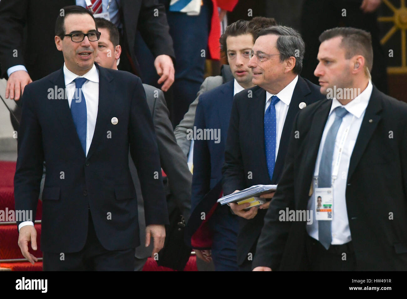 Baden-Baden, Germania. Xvii Mar, 2017. Noi il ministro delle finanze Steven Mnuchin (L) e Presidente della BCE Mario Draghi (L) lasciare il Kurhaus al G20 di vertice finanziario a Baden-Baden, Germania, 17 marzo 2017. Foto: Uwe Anspach/dpa/Alamy Live News Foto Stock