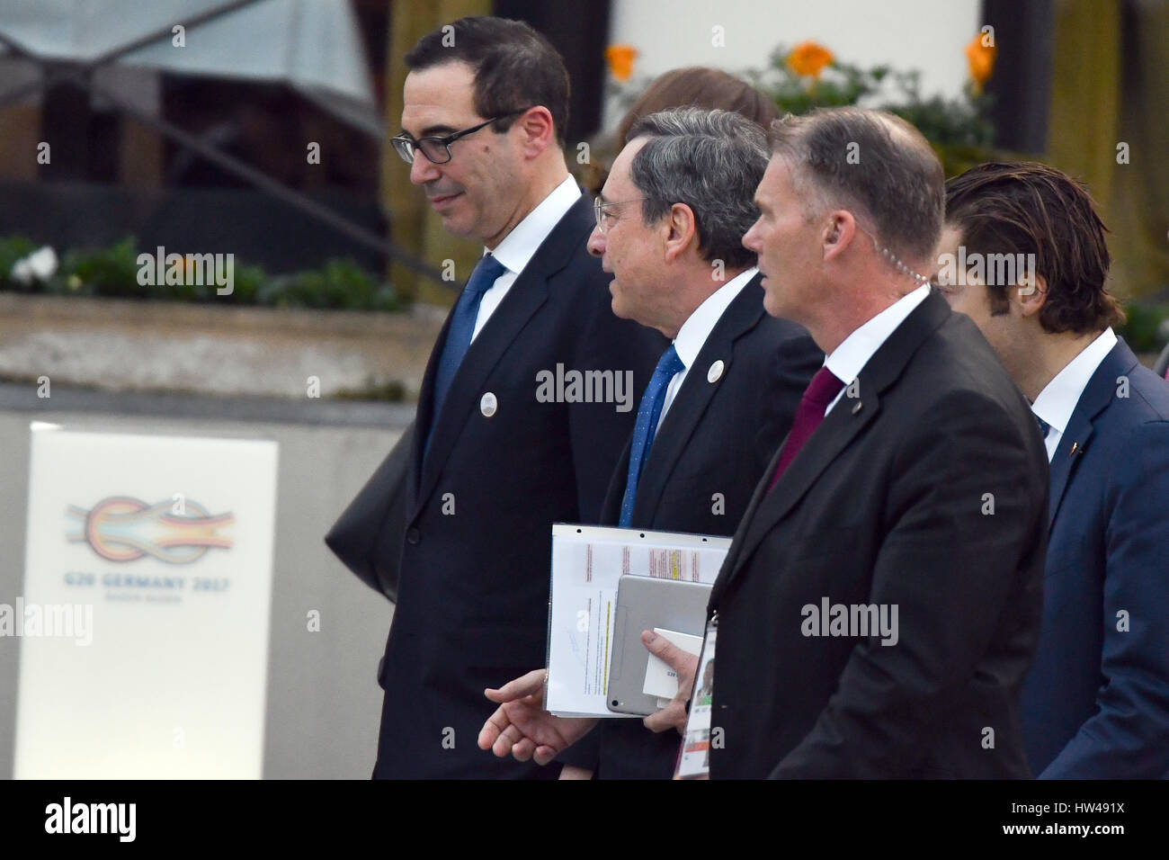 Baden-Baden, Germania. Xvii Mar, 2017. Noi il ministro delle finanze Steven Mnuchin (L) e Presidente della BCE Mario Draghi (L) lasciare il Kurhaus al G20 di vertice finanziario a Baden-Baden, Germania, 17 marzo 2017. Foto: Uwe Anspach/dpa/Alamy Live News Foto Stock