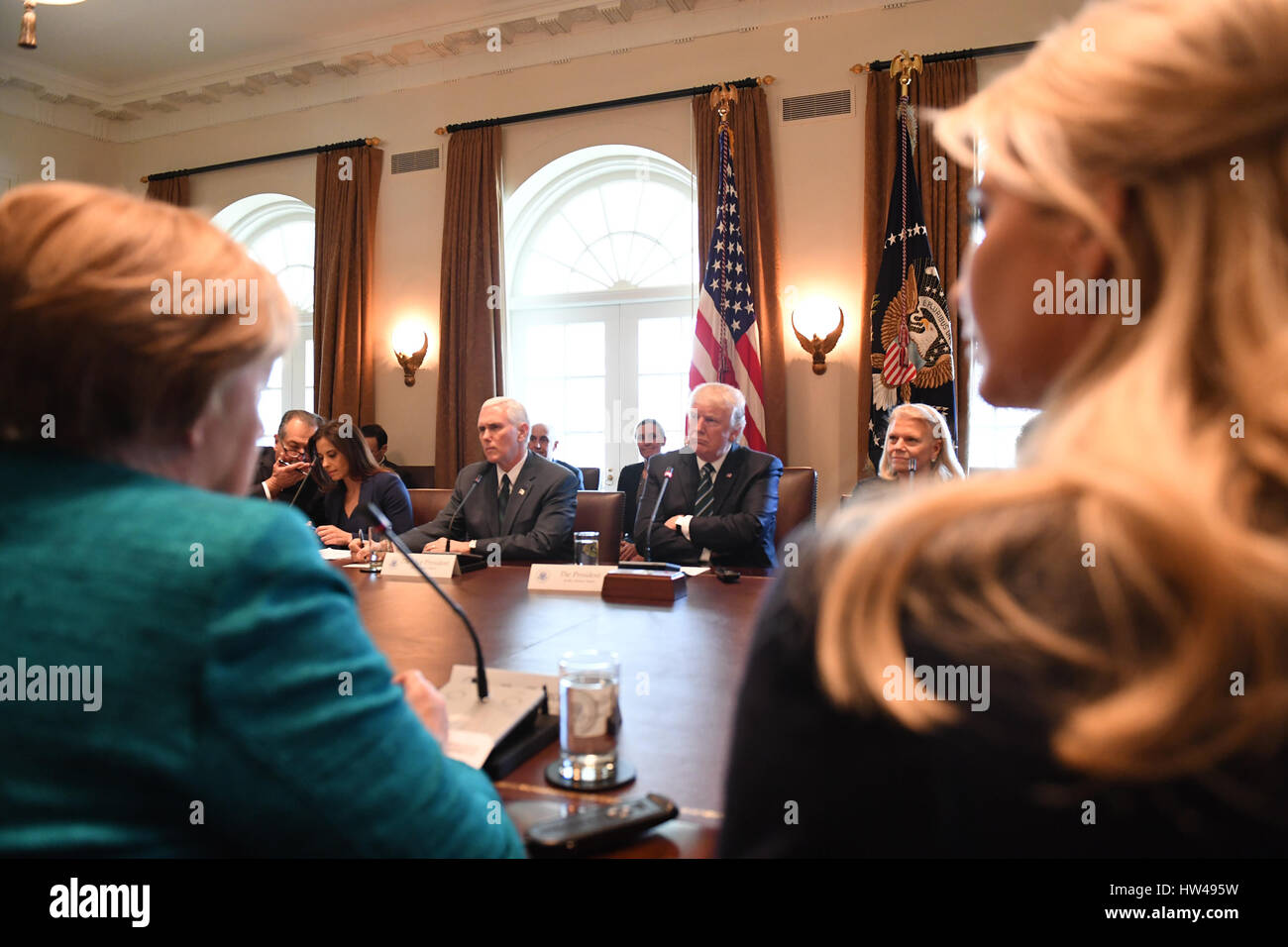 Il cancelliere tedesco Angela Merkel (L), e Ivanka Trump (lR), ascoltare durante una tavola rotonda sulla formazione professionale con gli Stati Uniti e il tedesco leader di business, piombo dal presidente Donald Trump (C) nel Cabinet Room della casa bianca a Washington DC, il 17 marzo 2017. Credito: Foto di Pat Benic/Piscina via CNP /MediaPunch Foto Stock