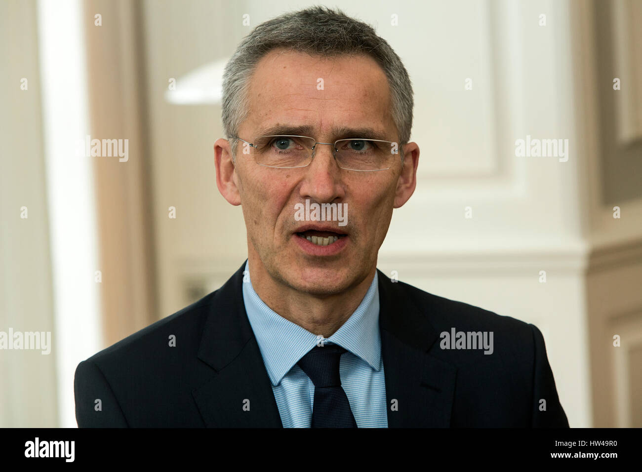 Il Segretario Generale della NATO Jens Stoltenberg durante una conferenza stampa con il Primo Ministro danese Lars Lokke Rasmussen Stoltenberg durante la visita a Copenaghen in Danimarca il venerdì mart 17, 2017. Foto Stock
