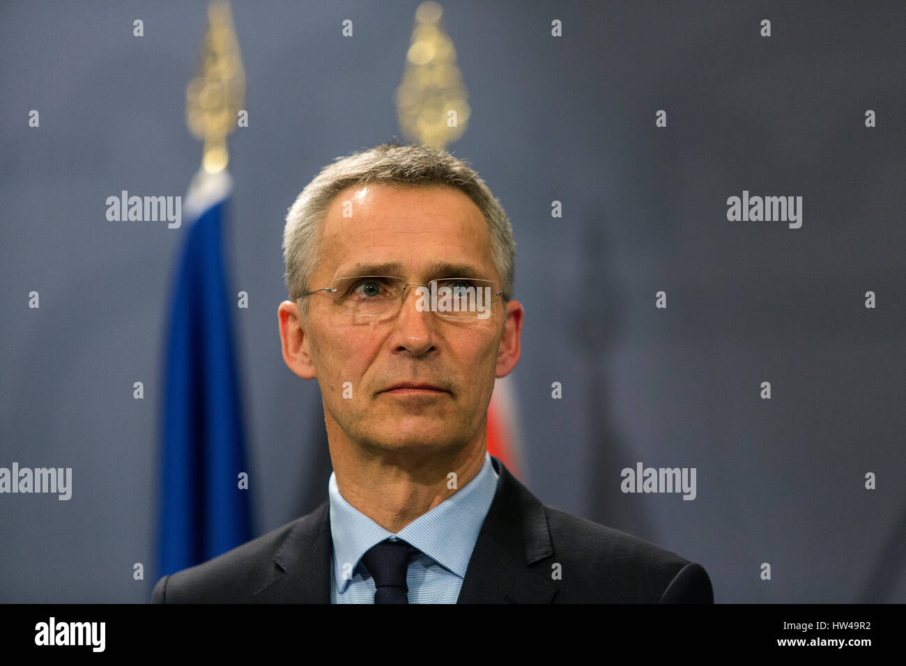 Il Segretario Generale della NATO Jens Stoltenberg durante una conferenza stampa con il Primo Ministro danese Lars Lokke Rasmussen Stoltenberg durante la visita a Copenaghen in Danimarca il venerdì mart 17, 2017. Foto Stock