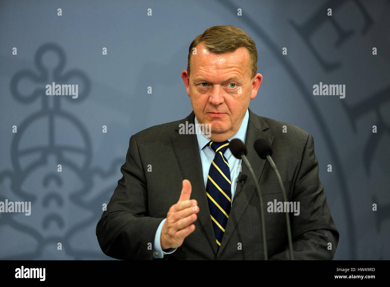 Primo Ministro danese Lars Lokke Rasmussen parla durante una conferenza stampa insieme con il Segretario generale della NATO Jens Stoltenberg durante Stoltenberg la visita a Copenaghen in Danimarca il venerdì mart 17, 2017. Foto Stock