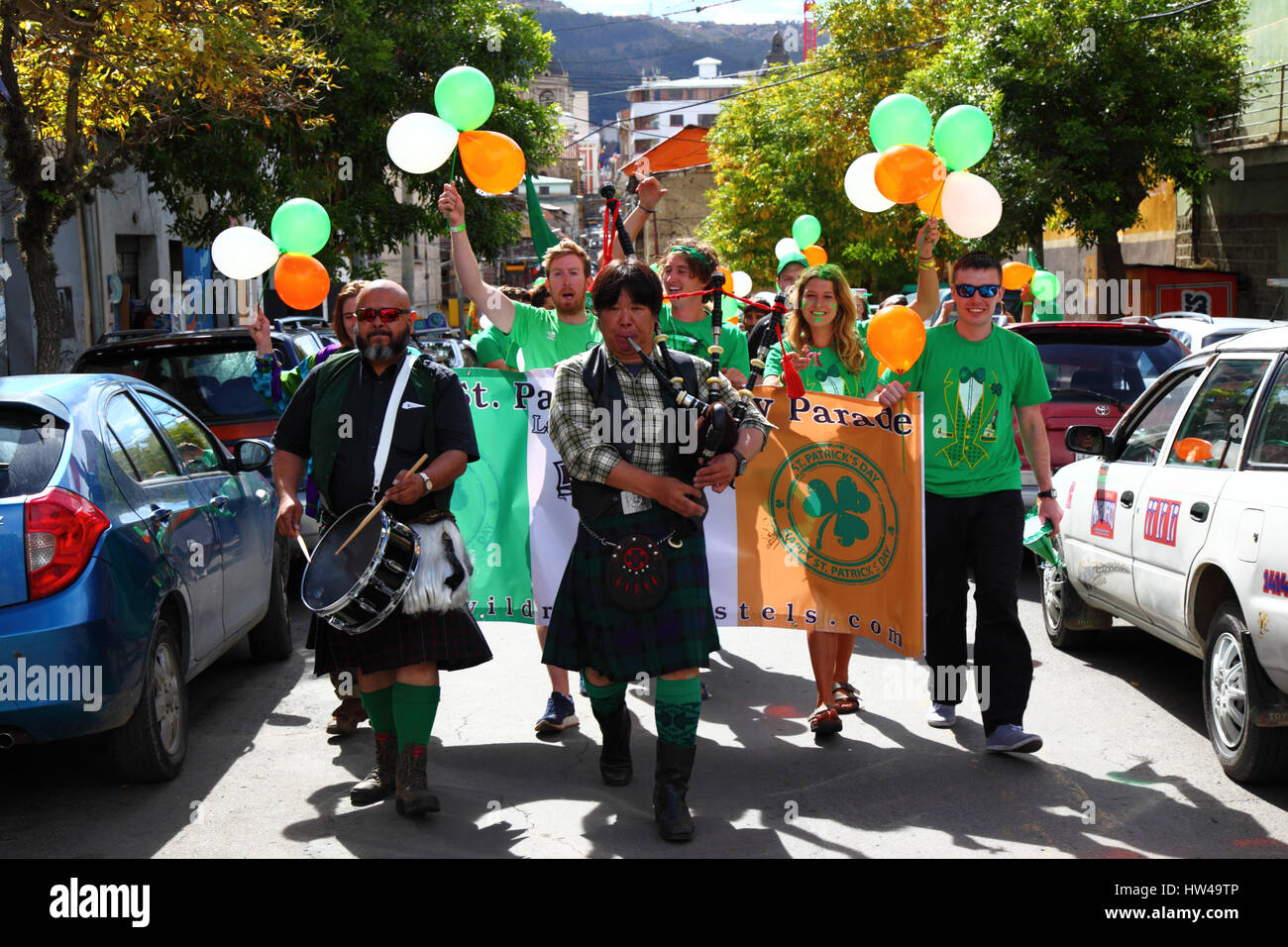 La Paz, Bolivia, 17 marzo 2017. Gli espatriati e i turisti partecipare all'annuale il giorno di San Patrizio sfilata organizzata dalla popolare di proprietà irlandese Wild Rover hostel. La sfilata è la massima altitudine il giorno di San Patrizio parata nel mondo, La Paz il centro città è a circa 3.640 m / 11,942ft sopra il livello del mare..... Credito: James Brunker/Alamy Live News Foto Stock