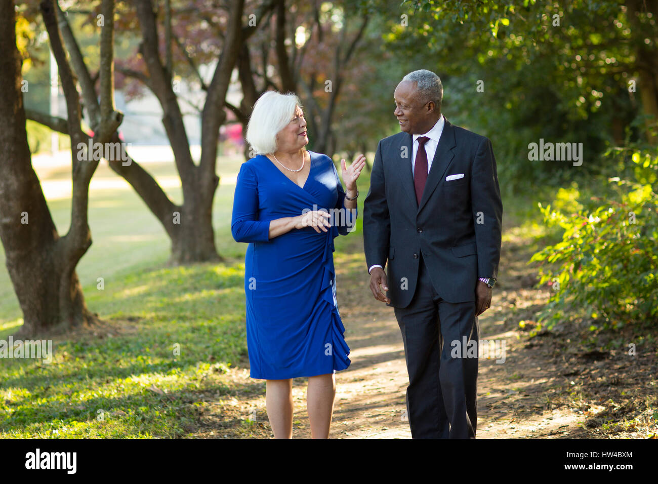 Giovane camminare e parlare sul percorso nel parco Foto Stock