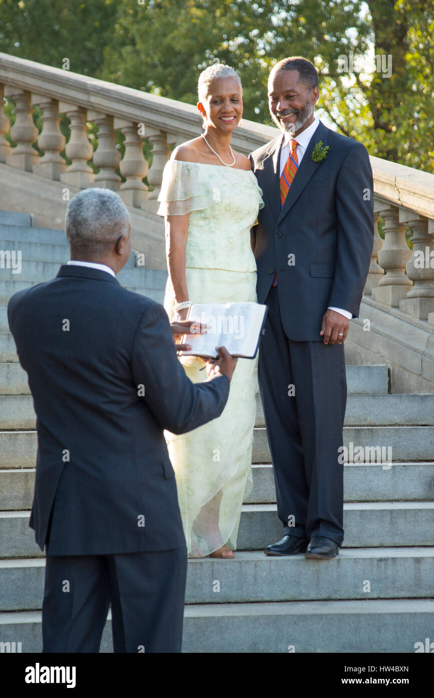Cerimonia di nozze su scala di pietra Foto Stock