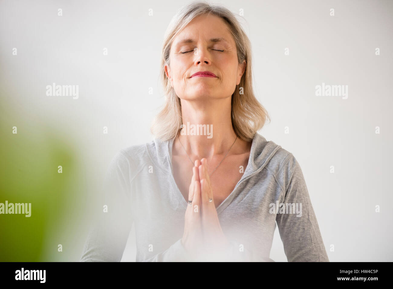 La donna caucasica meditando Foto Stock