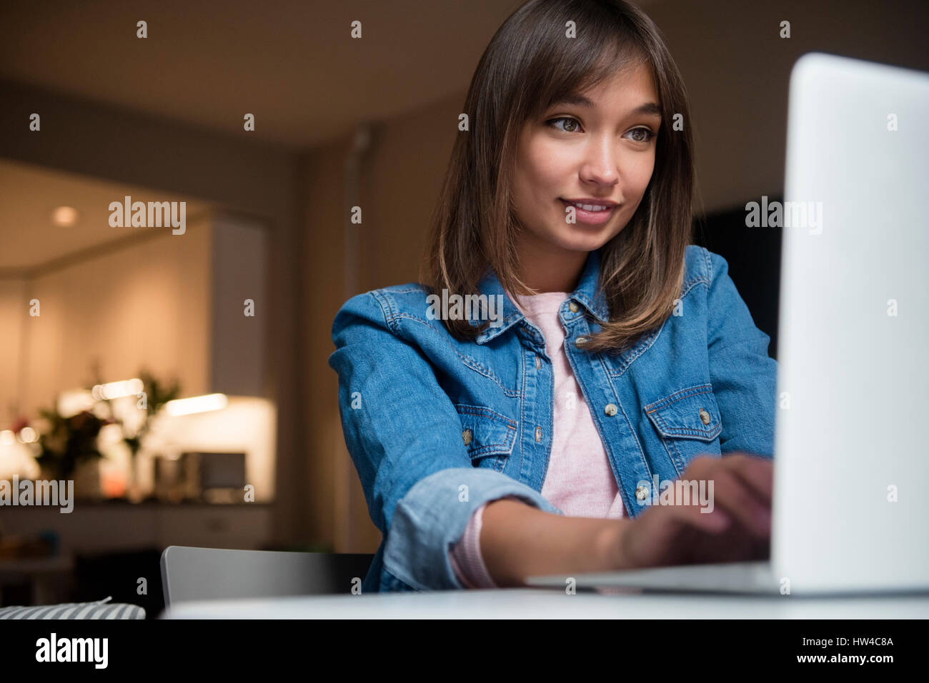 Razza mista donna utilizzando laptop Foto Stock