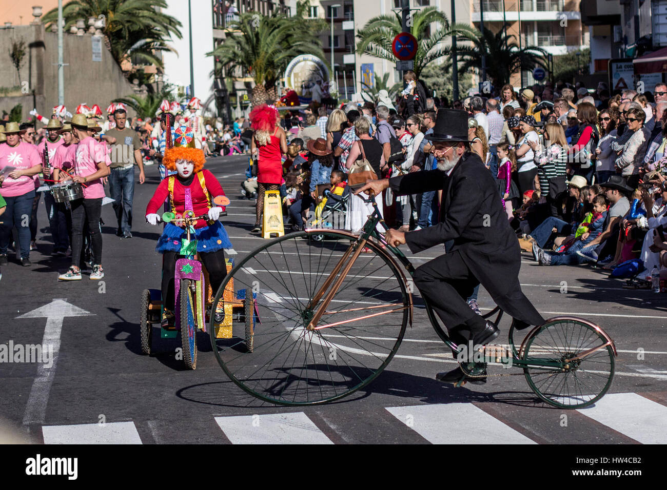 Tenerife, Spagna - Marzo 04, 2017: la gente in costume che celebra il carnevale (Carnaval de Santa Cruz de Tenerife). Foto Stock