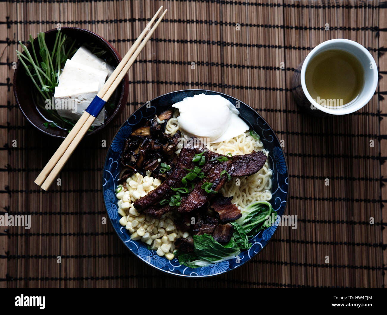 Autentica la carne di maiale ramen con tè verde Foto Stock