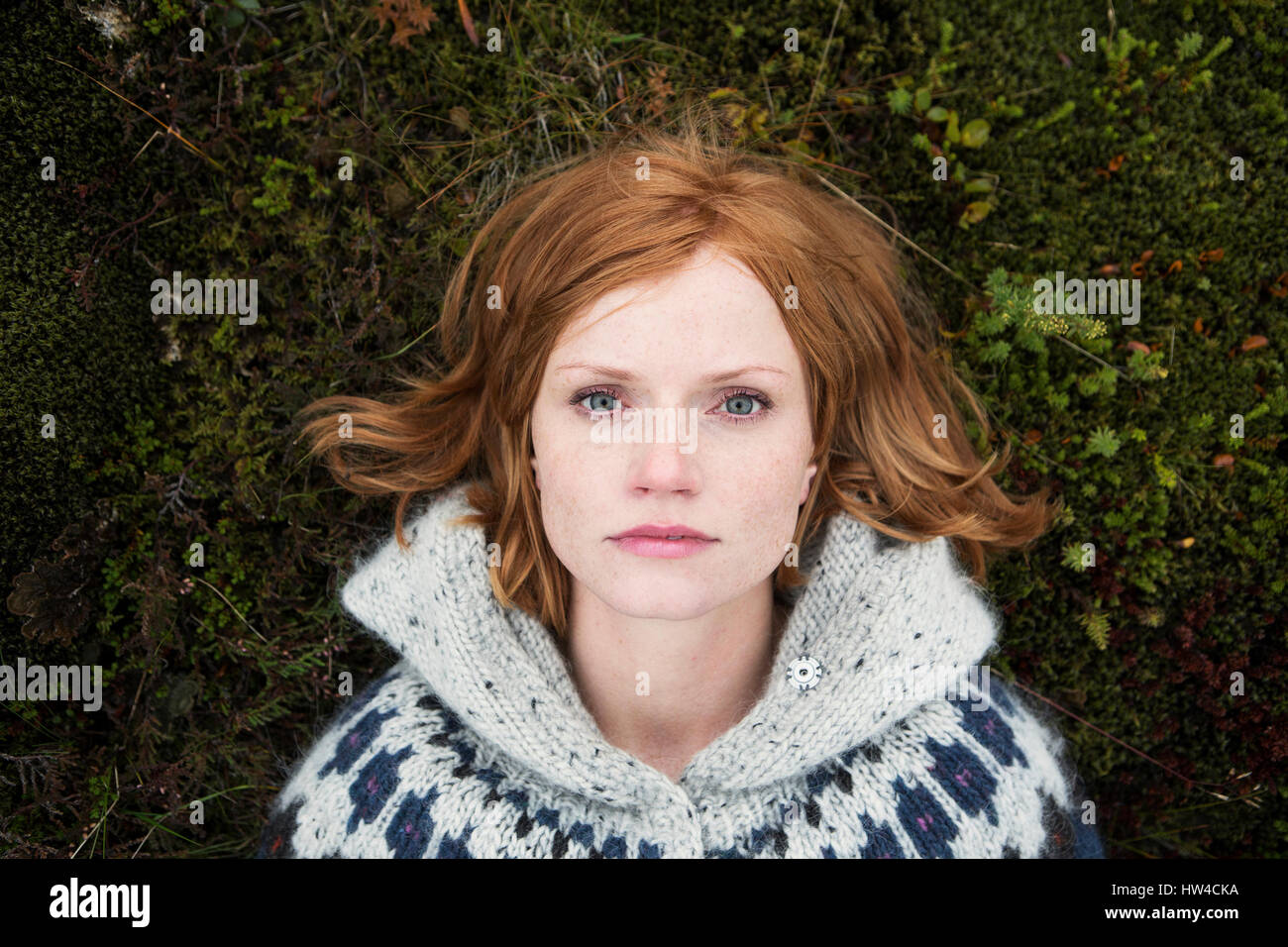 Ritratto di donna caucasica posa su moss Foto Stock