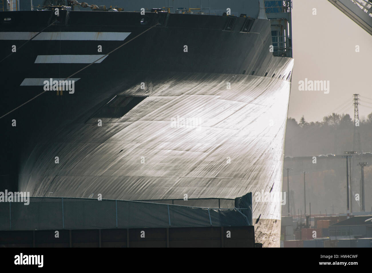 Scafo della nave al porto di spedizione Foto Stock