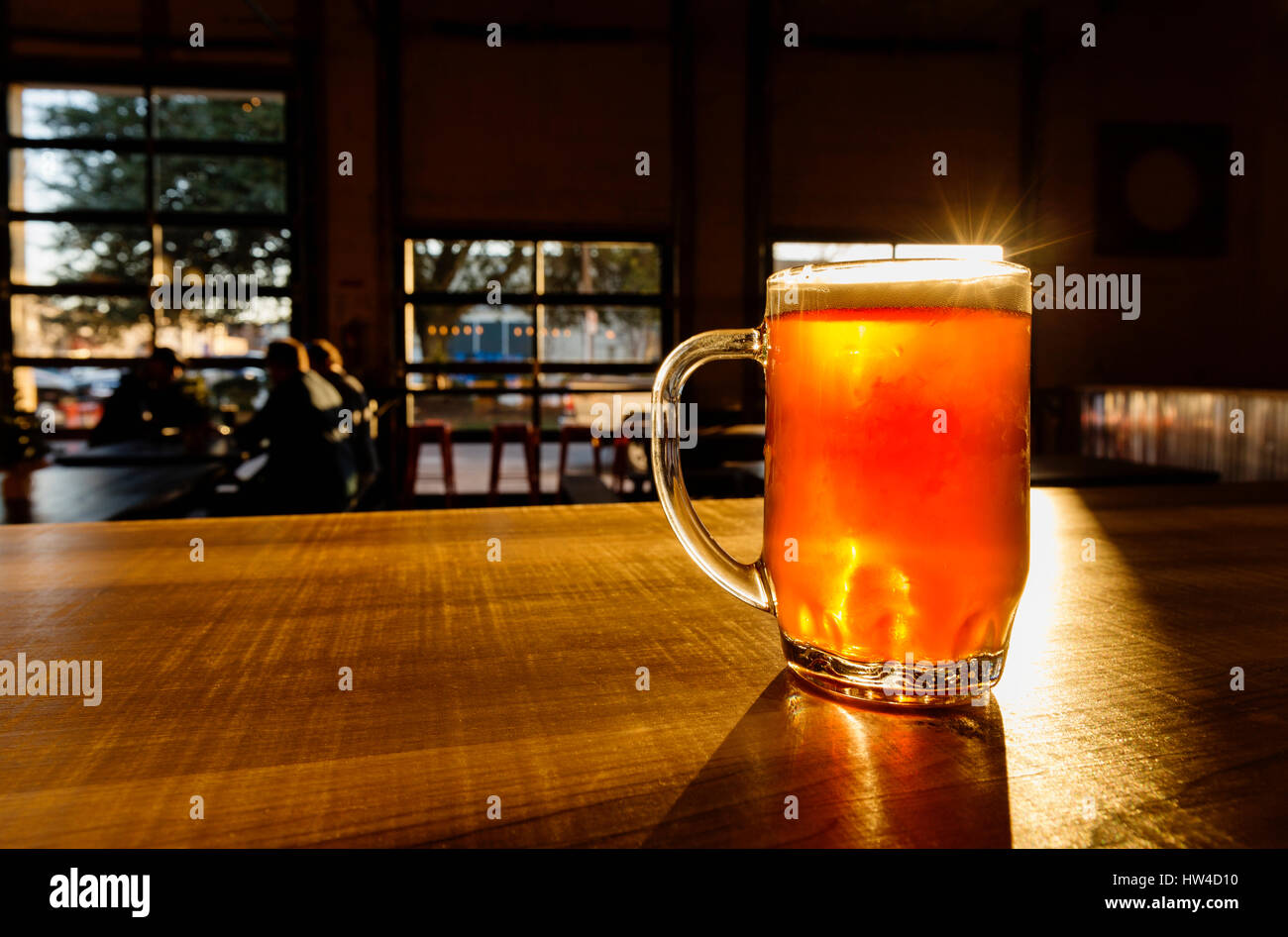 Bicchiere di birra sul contatore Foto Stock