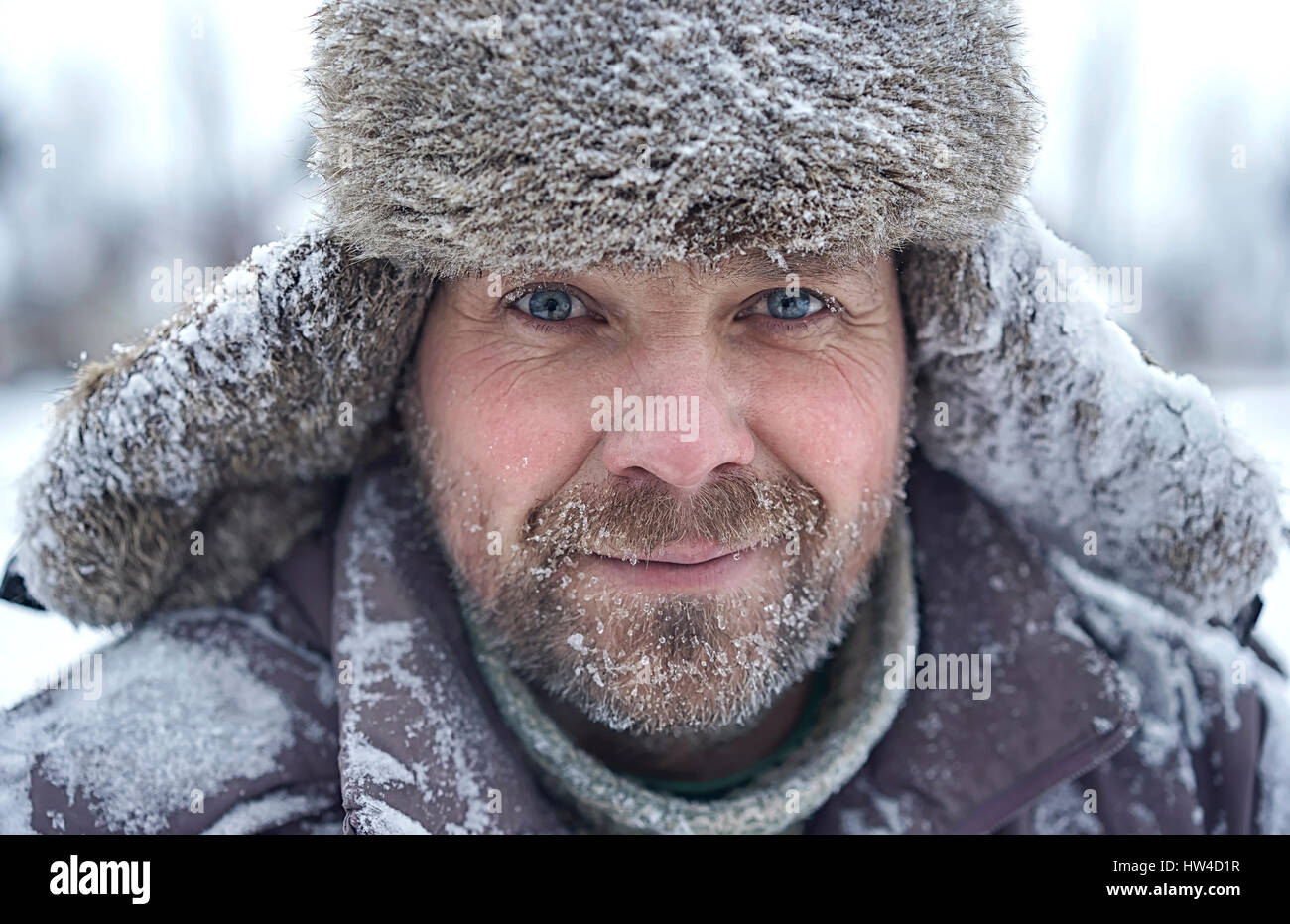 Ritratto di uomo caucasico con ghiaccio in orso in inverno Foto Stock