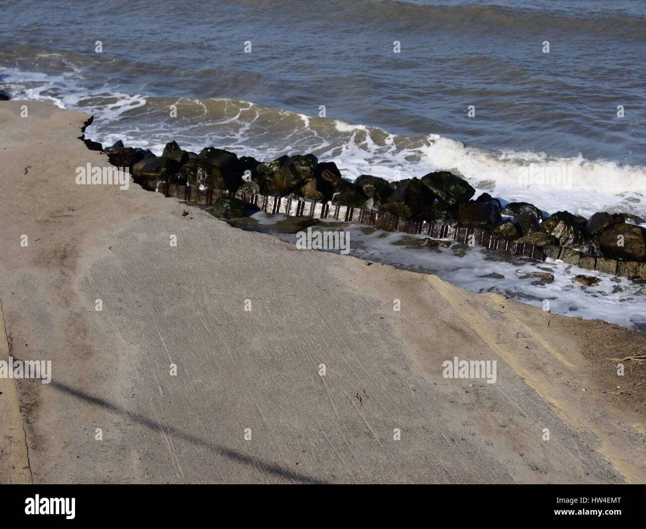 Fine della strada, effetti di erosione costiera, happisburgh, norfolk England Regno Unito Foto Stock