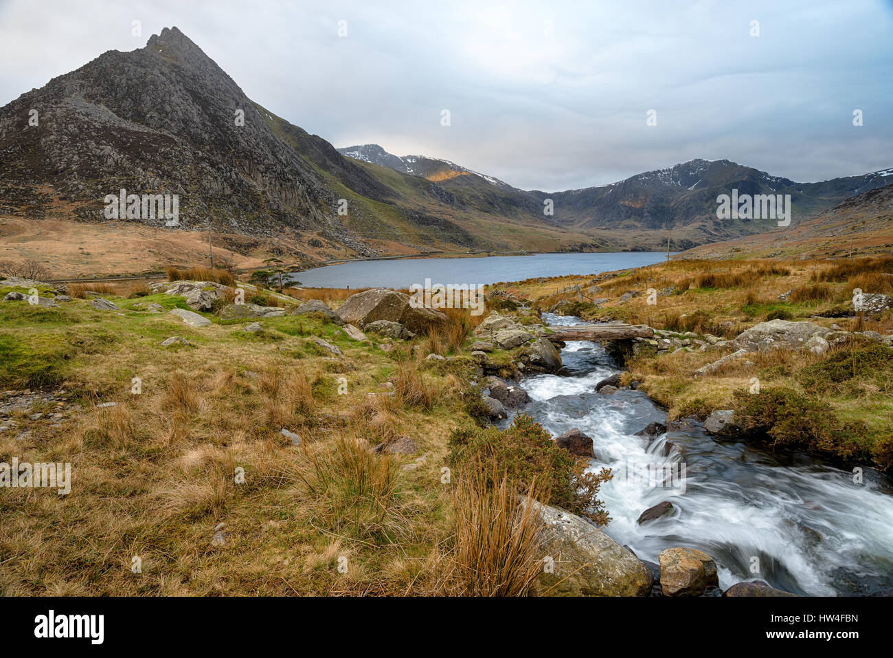 Cielo tempestoso su monte Tryfan nella valle Ogwen in Snowdonia, Galles Foto Stock