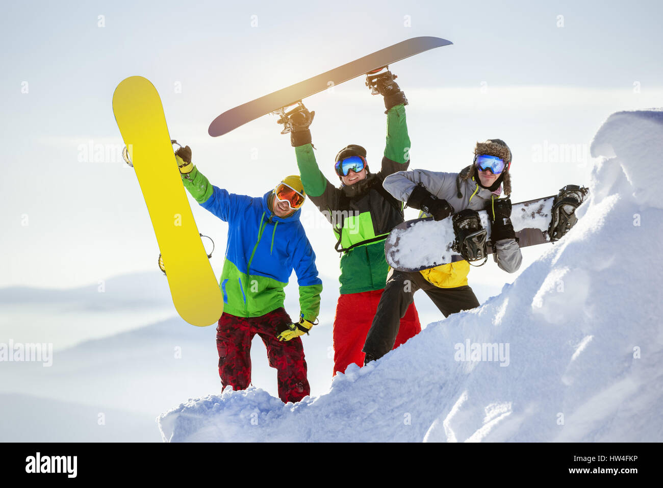 Gruppo tre felici gli appassionati di snowboard fun Foto Stock