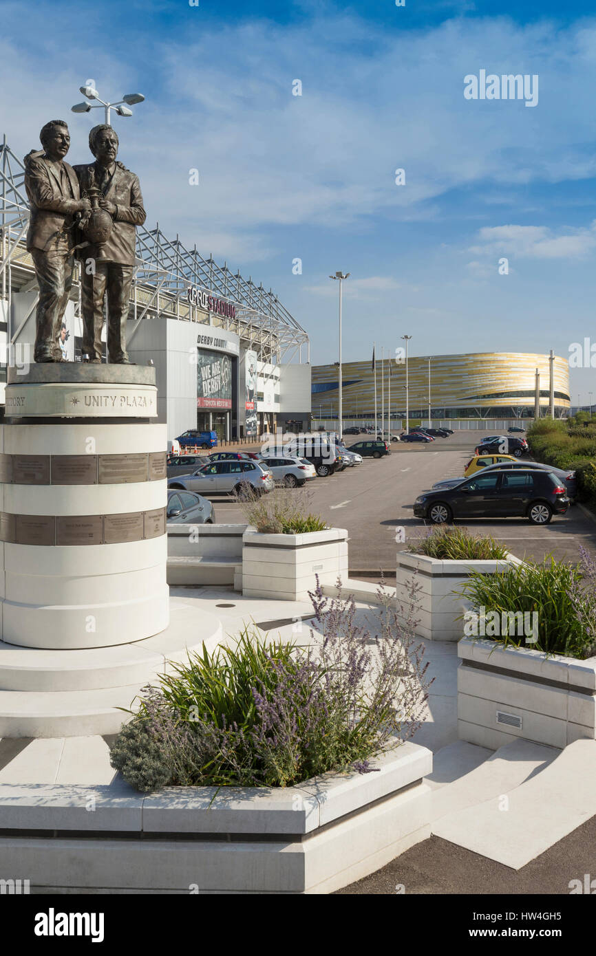 Derby Arena vista da Derby County 'Rams' Stadium con statua di Brian Clough e Peter Taylor, UK. Foto Stock