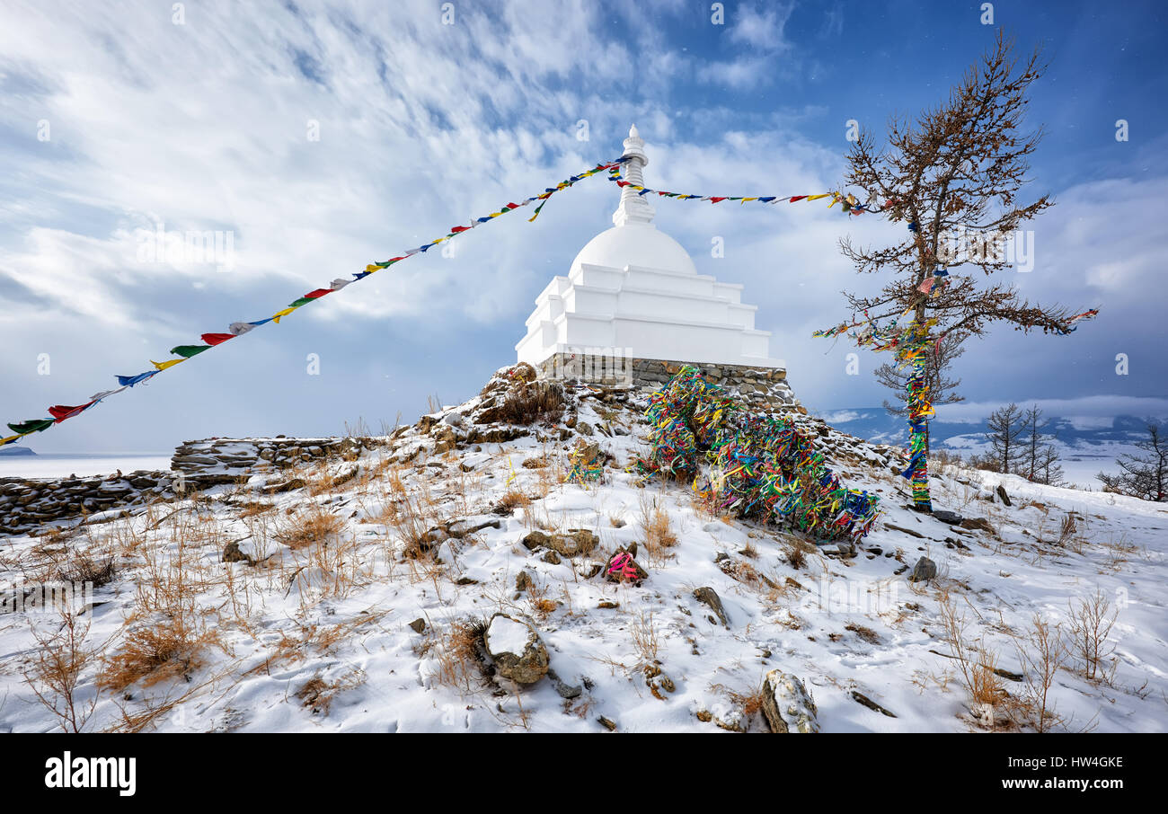 L'illuminismo Stupa è il principale tipo di stupa buddisti. Essa simboleggia la completa liberazione da tutte le passioni umane. Ogoy isola. Lago Baikal. La Russia Foto Stock