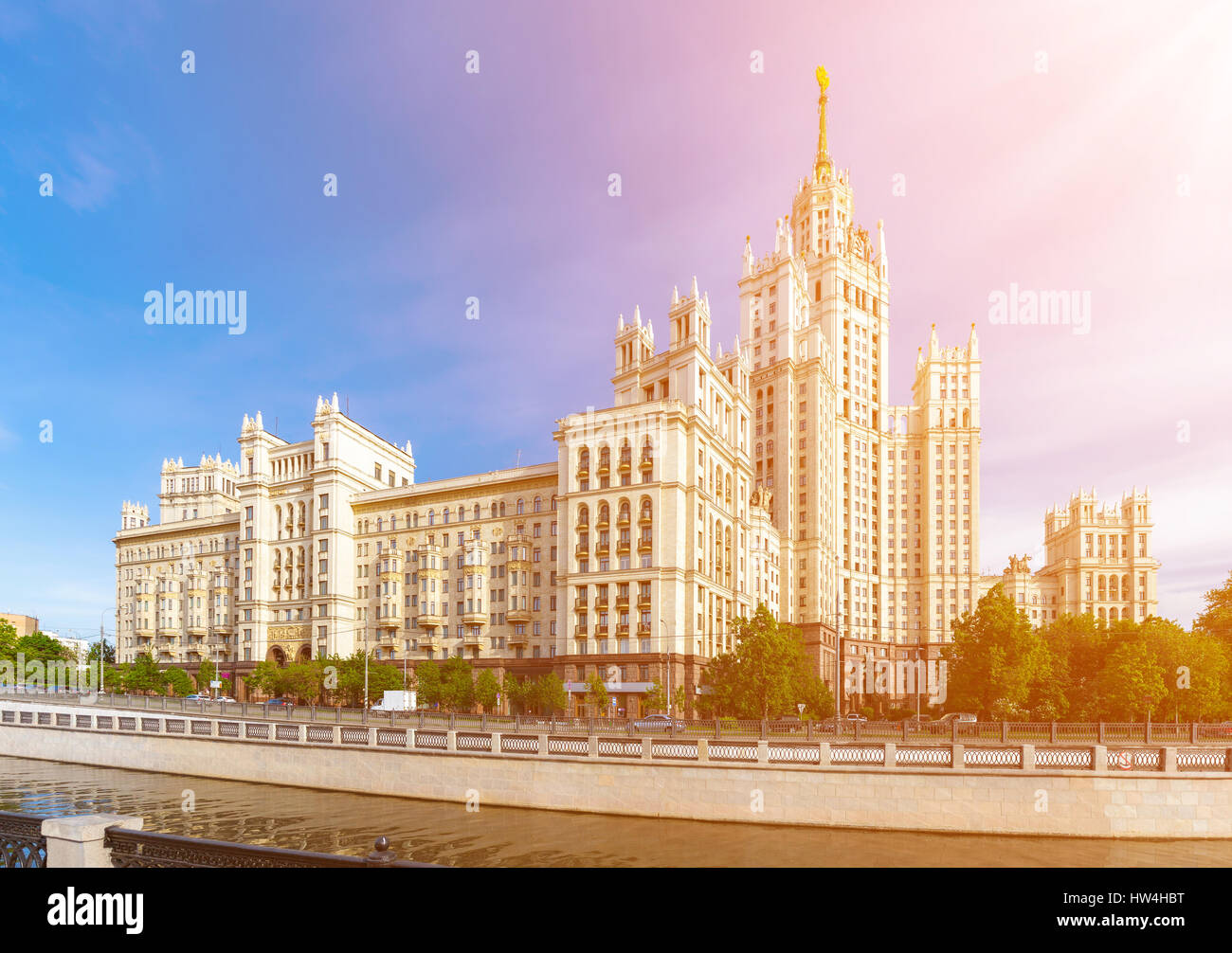 Kotelnicheskaya Embankment edificio nei pressi del fiume Yauza a Mosca, Russia Foto Stock