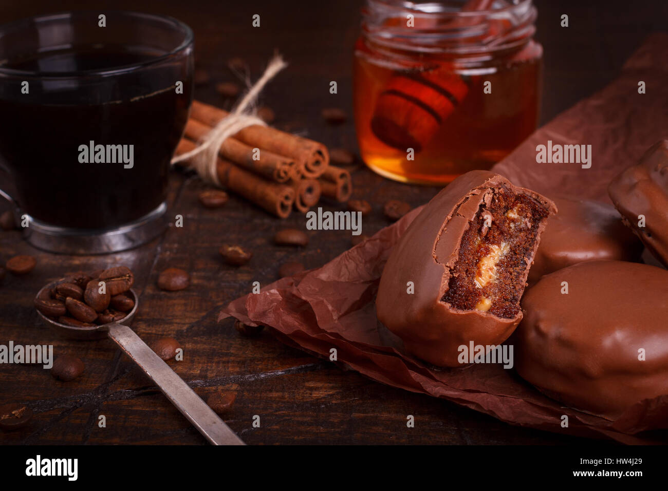 Brasiliano cookie di miele con cioccolato Pao de mel con tazza di caffè su sfondo di legno. Messa a fuoco selettiva Foto Stock