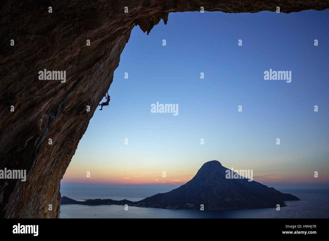 Rocciatore sulla rupe a strapiombo al tramonto. Kalymnos Island, Grecia. Foto Stock