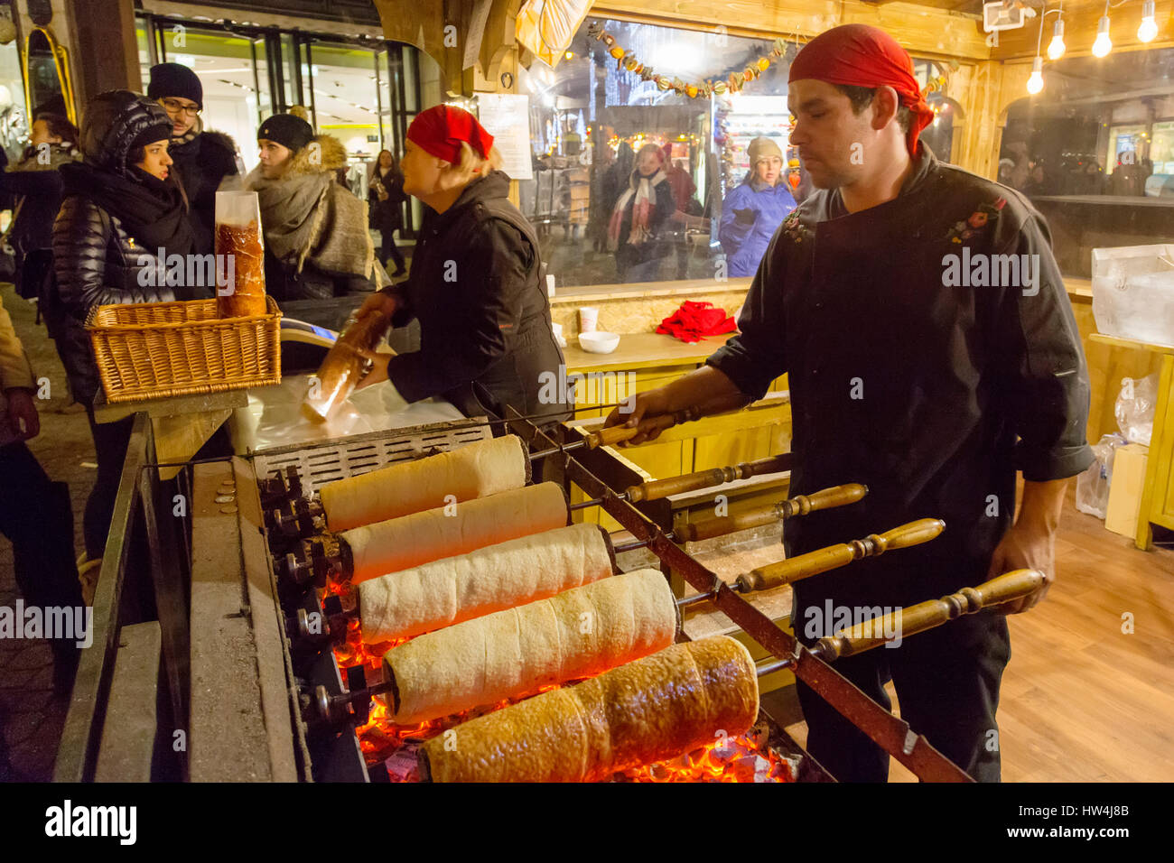 Il cibo all'aria aperta dei chioschi che vendono cibo. Mercato di Natale. Budapest Ungheria, Europa sud-orientale Foto Stock