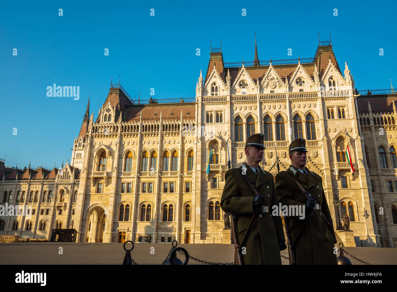 Onore guardie al di fuori del Parlamento ungherese, edificio in stile neogotico, Assemblea nazionale. Budapest Ungheria, Europa sud-orientale Foto Stock