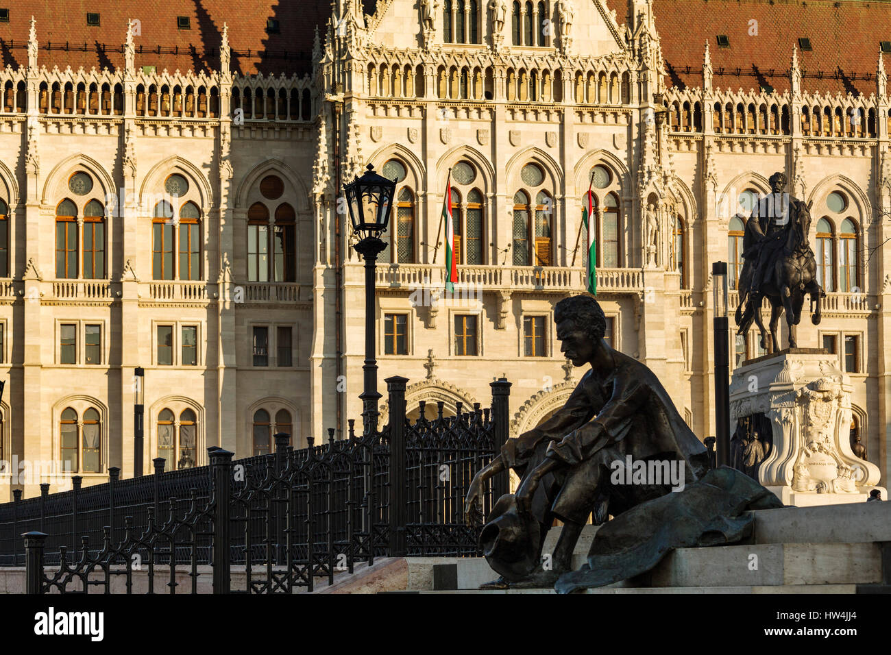 Statua di Josef Attila nella parte anteriore del Parlament edificio in stile neogotico, Assemblea nazionale. Budapest Ungheria, Europa sud-orientale Foto Stock