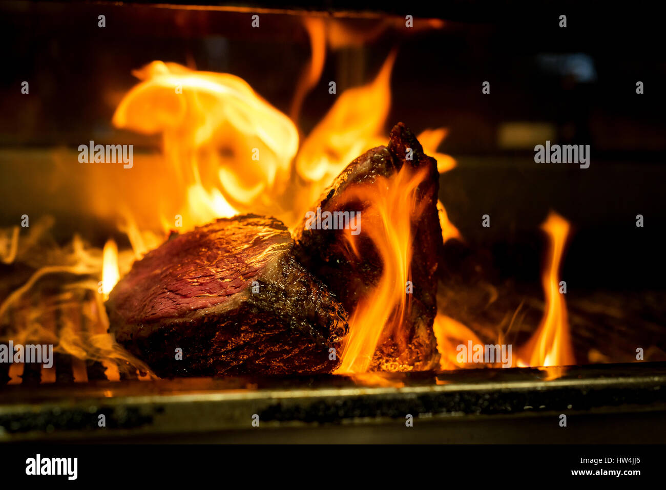 Picanha pezzo sulla griglia a carbone Foto Stock