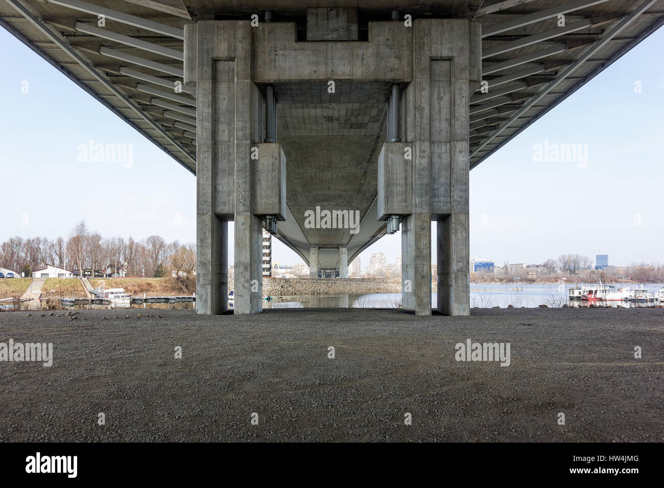 Sotto l'Ada ponte sul fiume Sava a Belgrado in Serbia Foto Stock